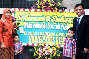 Dr.Yasir,MSi bersama keluarga. (Foto Koleksi Pribadi).