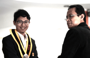 Wadek-1 Fikom, melantik Ketua BEM Fikom Unpad. (Foto BEM Fikom Unpad).