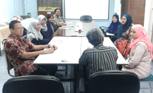 Pengarahan oleh Pimpinan Fakulti Bahasa Moden dan Komunikasi. (Foto FXAAP)