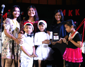 Bersama anak-anak Panti Asuhan Yayasan Bakti Luhur Bandung. (Foto MS)