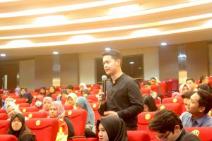 Peserta sedang bertanya saat berlangsungnya Fikom Unpad Career Clinic