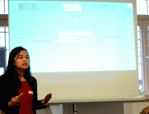 mahasiswa Fikom Unpad memaparkan presentasi