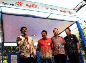 Dekan Fikom bersama pimpinan Tribun Jabar dan Telkomsel