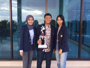 Mahasiswa Fikom meraih piala Juara Ketiga dalam National Sriwijaya Science Debate Competition