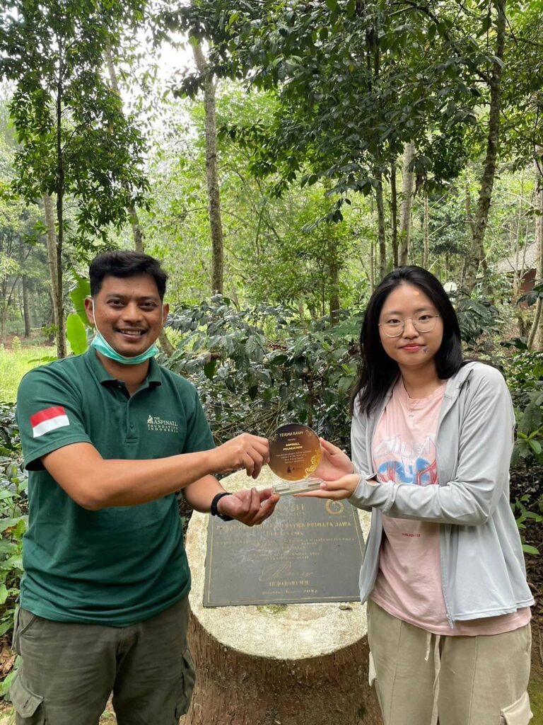 Penyerahan plakat Departemen Sosial dan Lingkungan kepada The Aspinall Foundation.