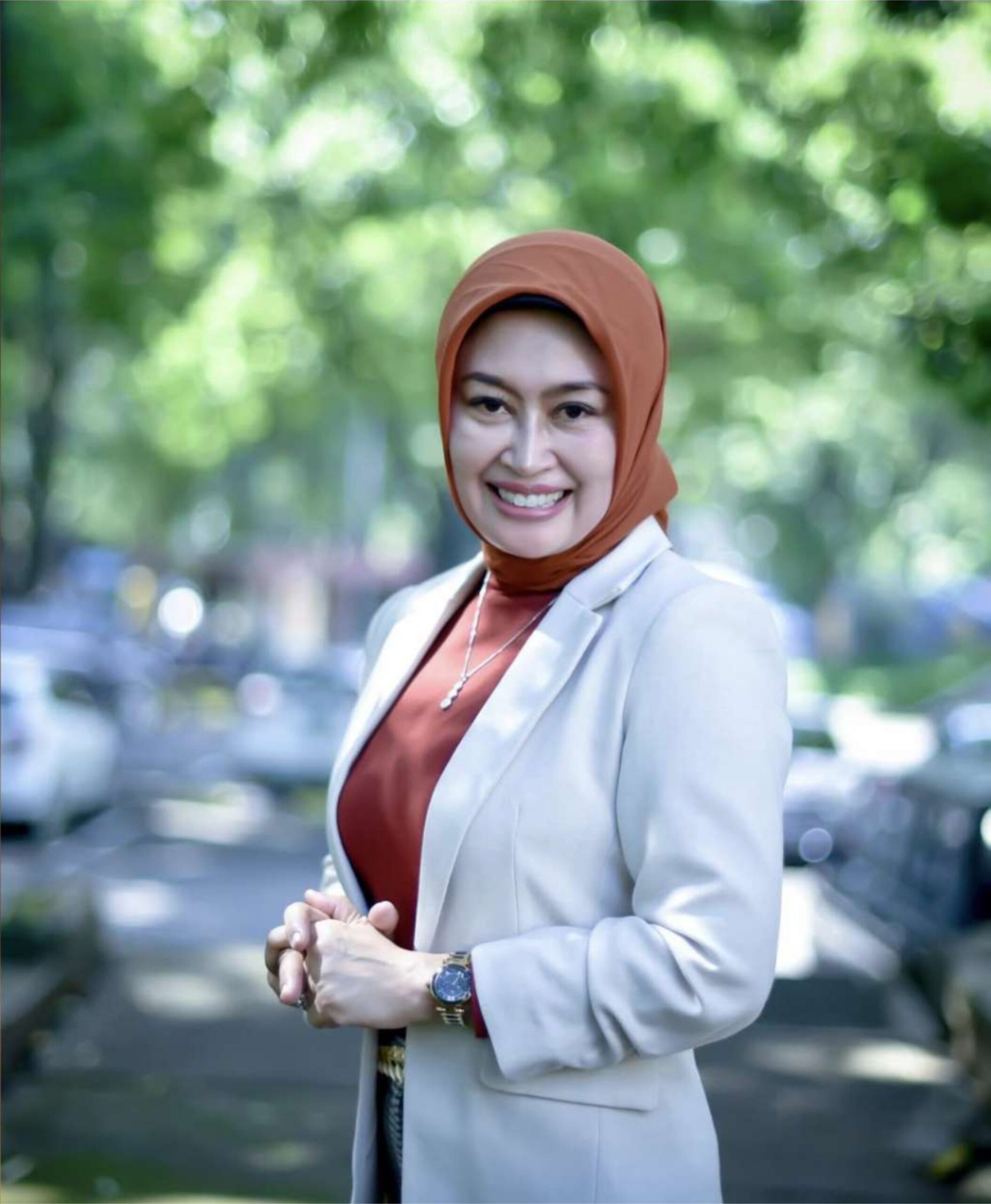 Ms. Evi, a Lecturer Who Continues to Adapt Amidst the Dynamics of the Times