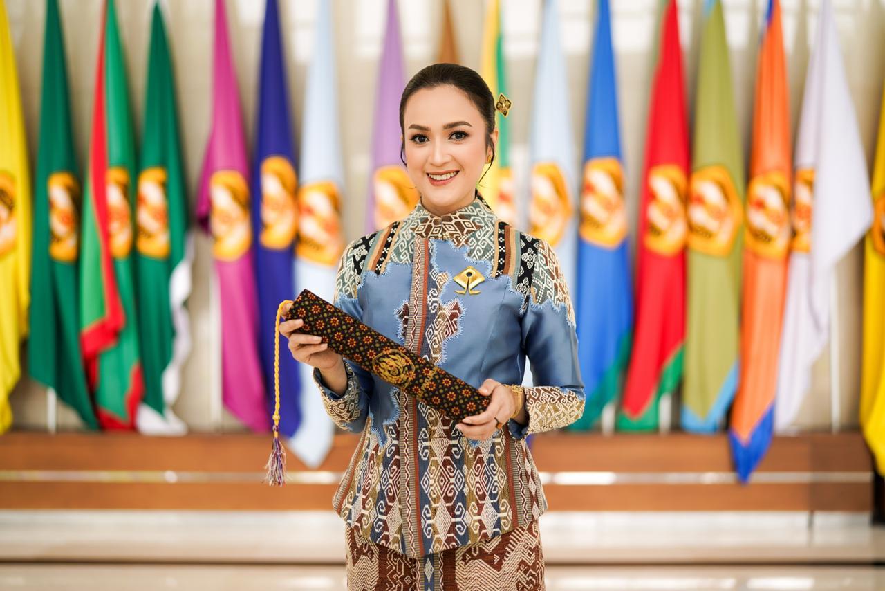 Fikom Unpad Kukuhkan Laely Indah Lestari sebagai Doktor Ilmu Komunikasi : Gagas Model Komunikasi Budaya “Tanah–Tangan–Tutur” sebagai Sumbangan Teori Nusantara